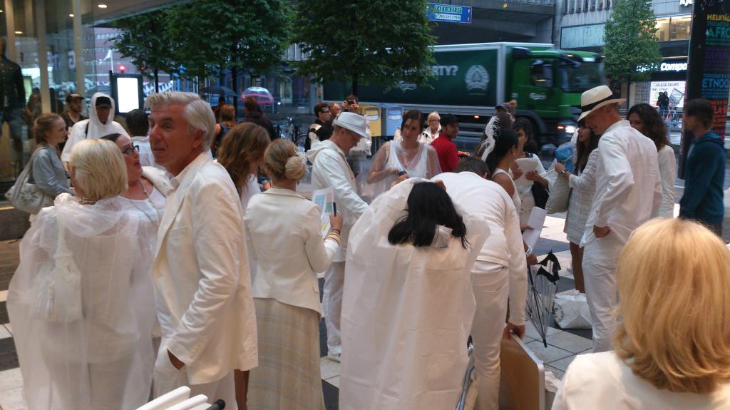 Diner en Blanc Stockholm 2013 – Uppsamling vid Gallerian