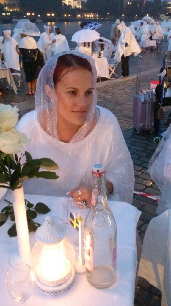 Diner en Blanc Stockholm 2013 - Frida i regnet