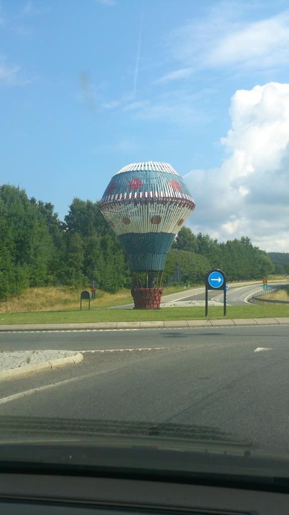 Calle Örnemarks luftballong vid infarten till Gränna