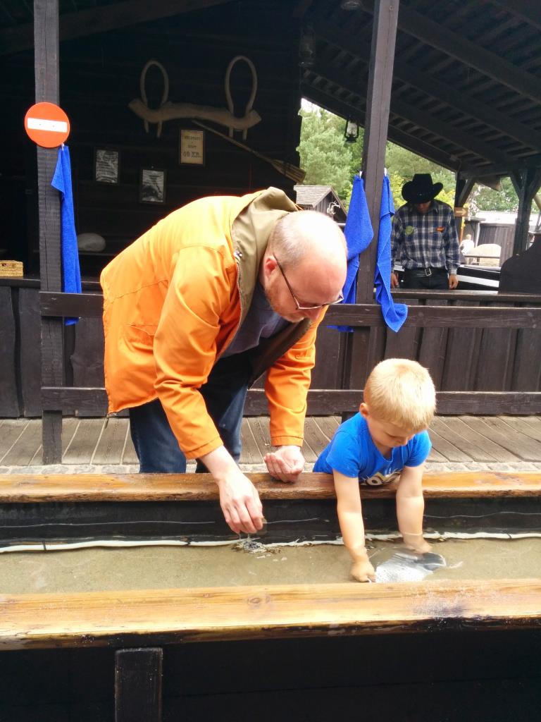 Charlie vaskar guld på Legoland