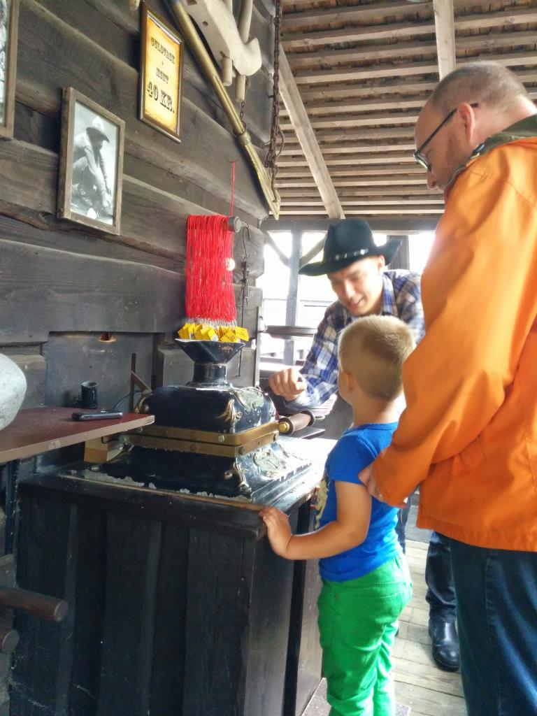 Charlie hos cowboy för att sälja guld