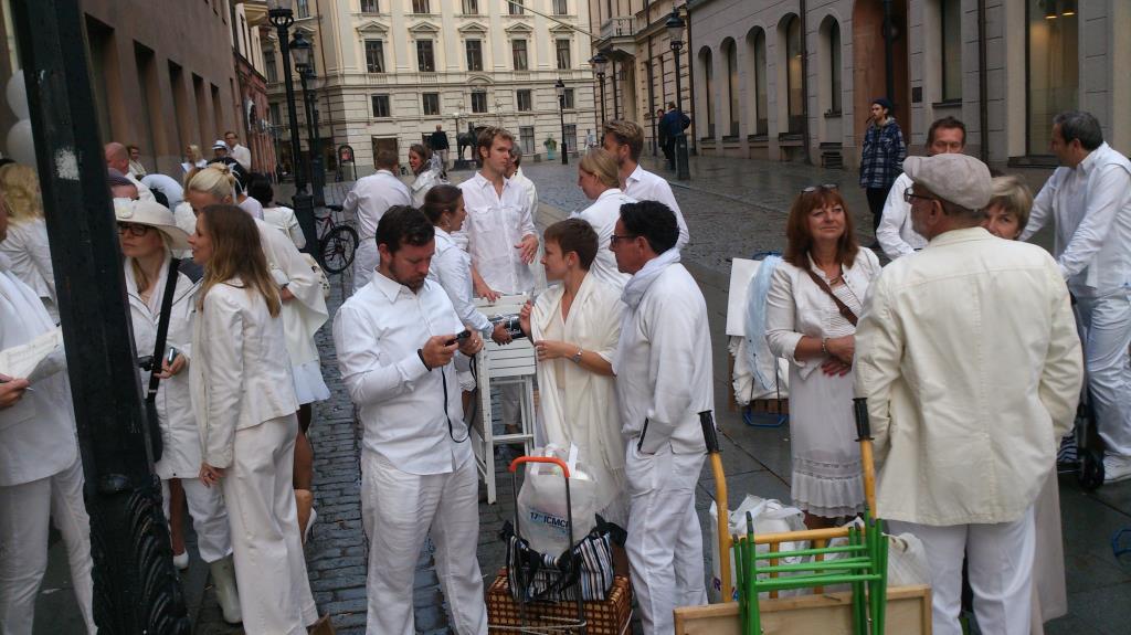 Vitklädda förväntansfulla gäster - Diner en Blanc